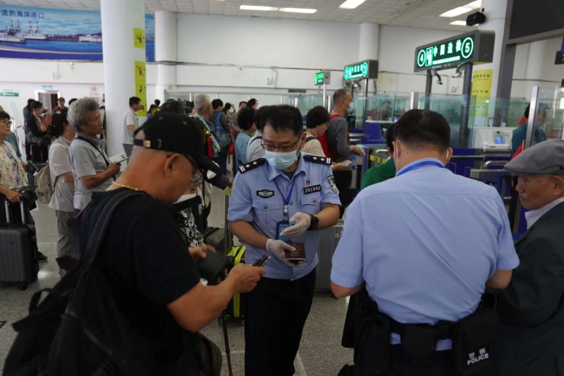 上海口岸迎来首批283名从迪拜归国的中国旅客(图1)